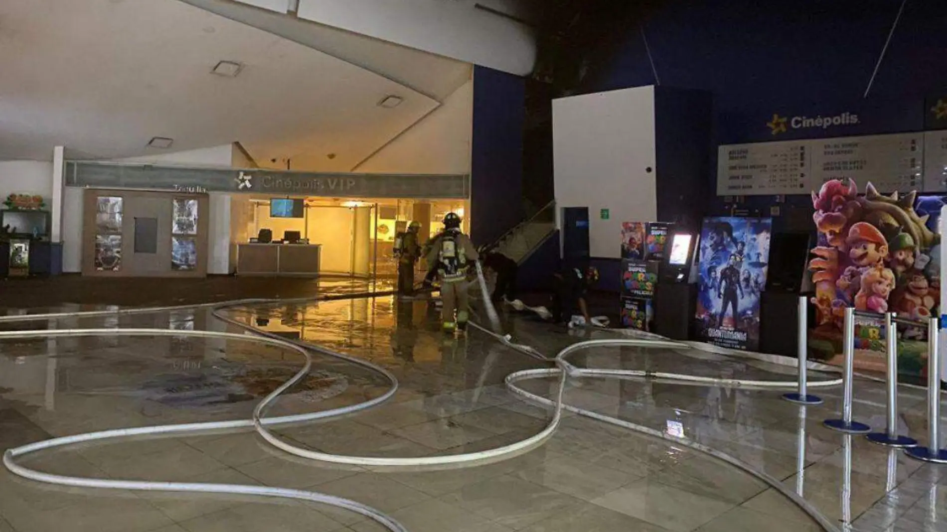 Fuerte incendio consume salas de cine en Plaza Altabrisa de Yucatán